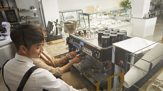 制作咖啡的咖啡师图片