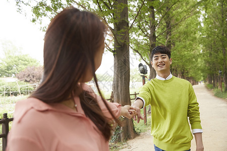 公园郊游散步的甜蜜夫妻图片