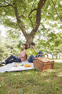 春日郊游野餐的年轻情侣图片