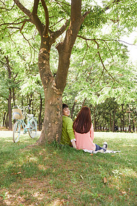 公园郊游野餐的情侣图片