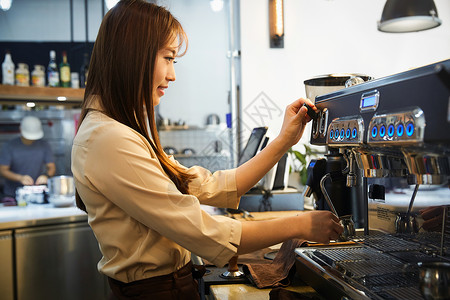 制作咖啡的咖啡师背景图片