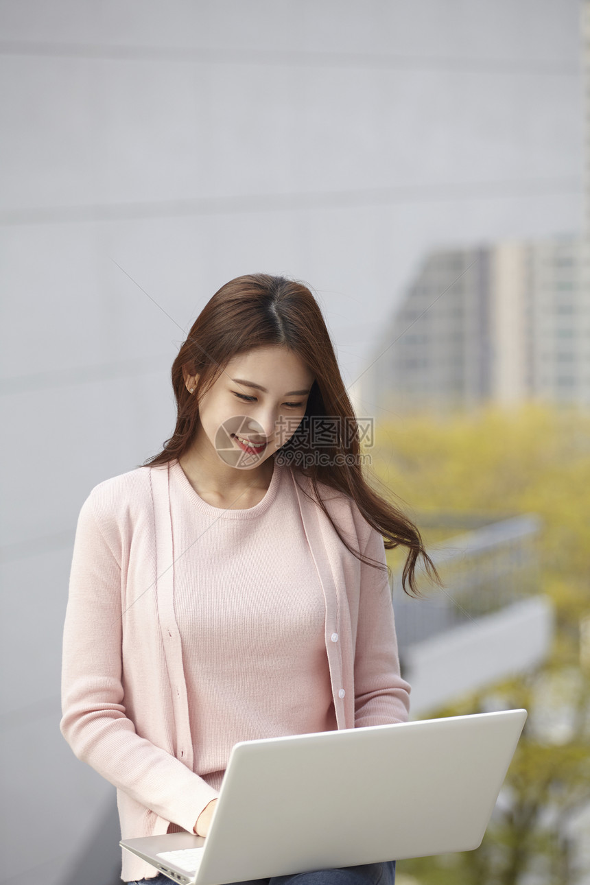 使用笔记本电脑的女大学生图片