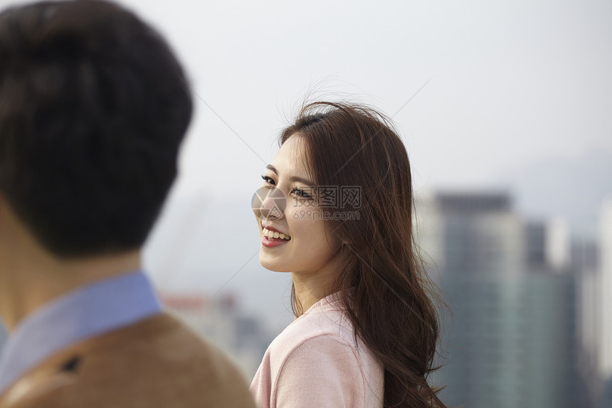 看着男朋友微笑的年轻女性图片