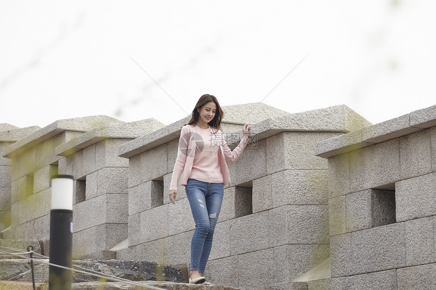 户外散步的年轻女子图片