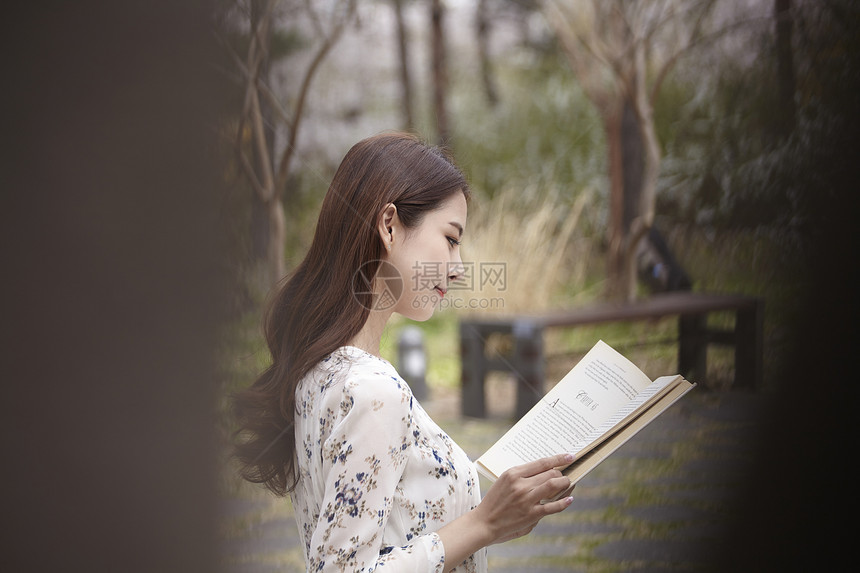 公园看书的年轻女子图片