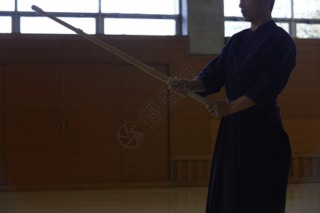 剑道馆学习剑道的少女特写背景图片