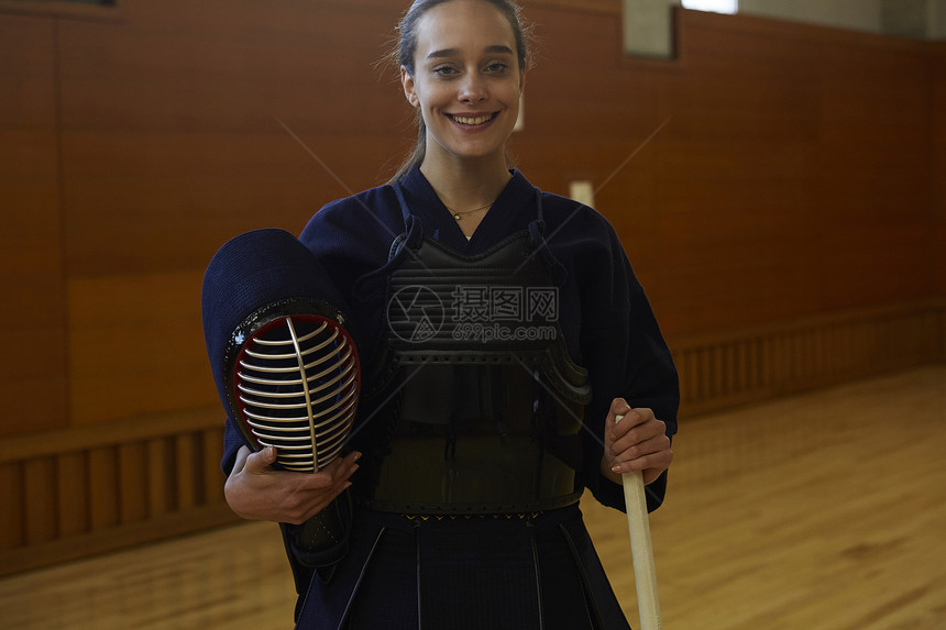 剑道馆学习剑道的留学少女图片