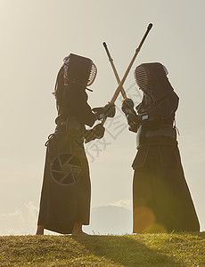 日本剑道户外山丘上训练剑道的学生背景
