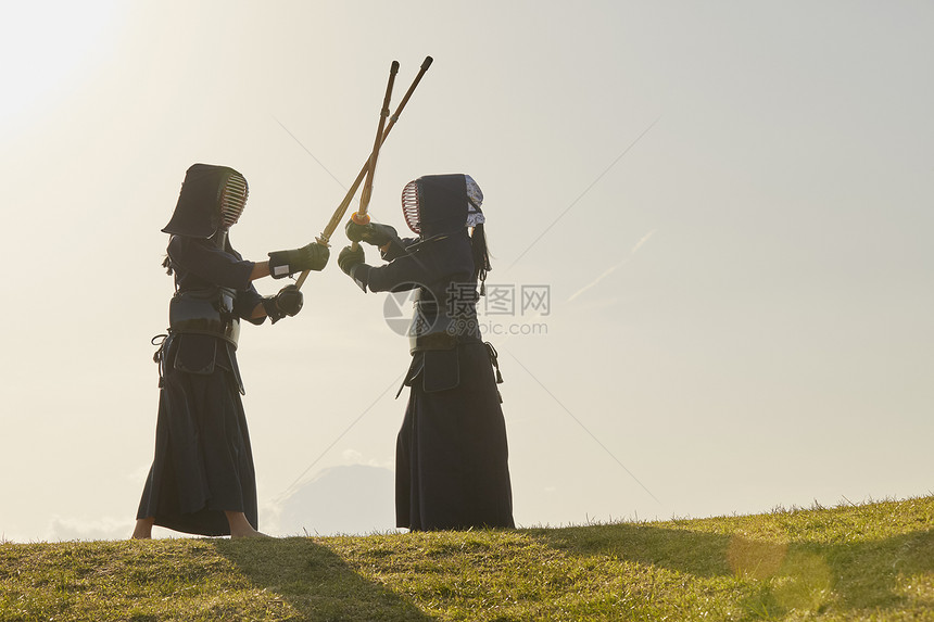 户外山丘上训练剑道的学生图片