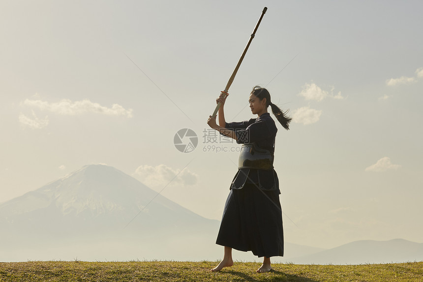 独自在山丘上练习剑道的少女图片