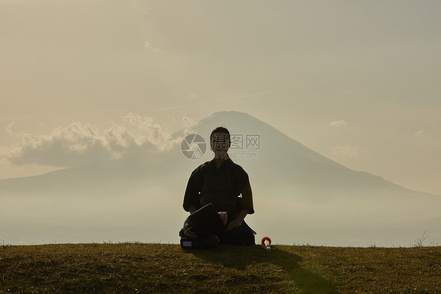 坐在山丘上的少女图片