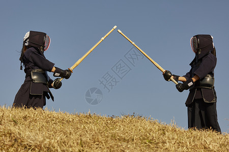 山丘上训练剑道的学生图片
