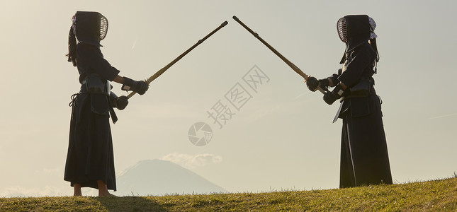 山丘上训练剑道的学生图片