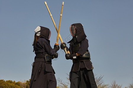 穿着剑道服训练的女孩背景图片