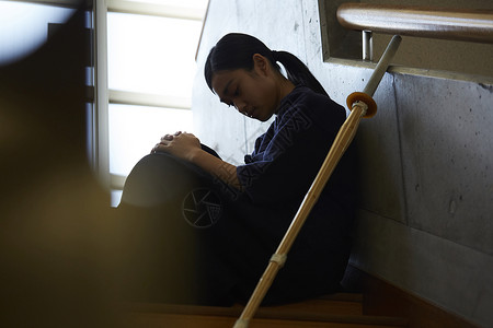 独自做在台阶上伤感的女孩肖像背景图片