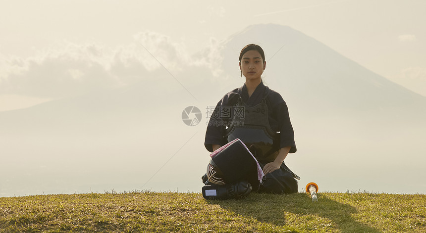 坐在山谷上穿着道服的女孩图片