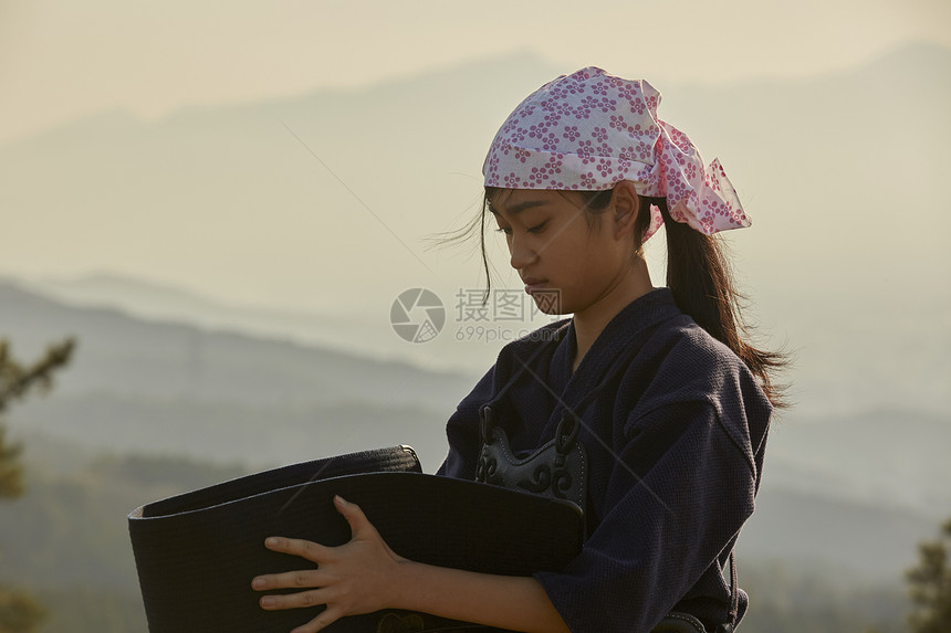 戴着头巾的女孩图片