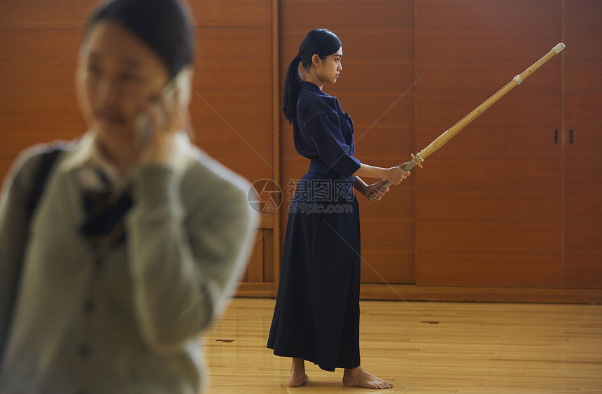 练习剑道的少女图片