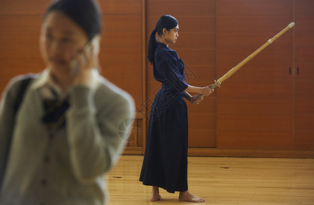 练习剑道的少女图片