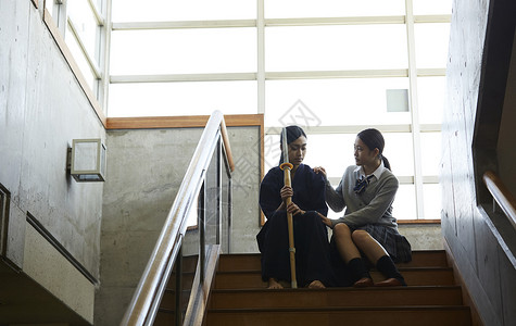 台阶上女孩安慰沮丧的女孩图片