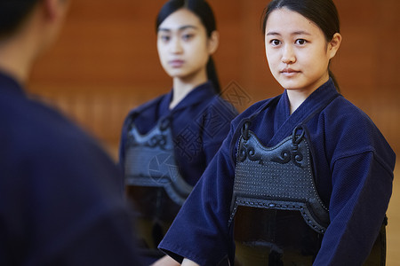 课堂上认真学习的女孩图片