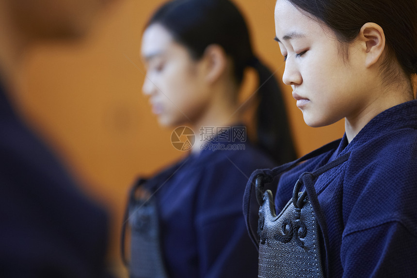 闭眼沉思的女孩图片