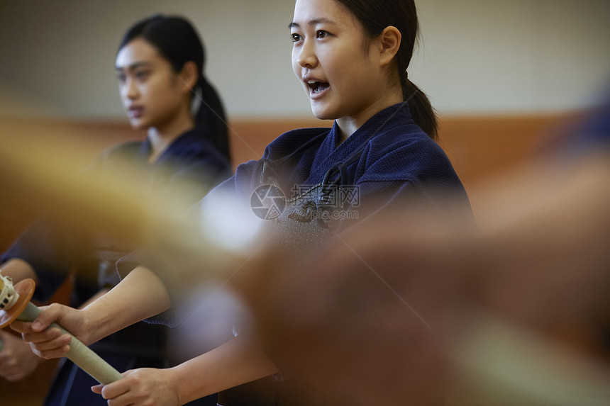 俱乐部学习剑道的女孩图片