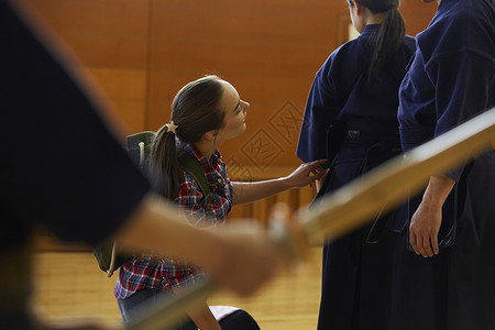 对剑道护具感兴趣的留学少女图片