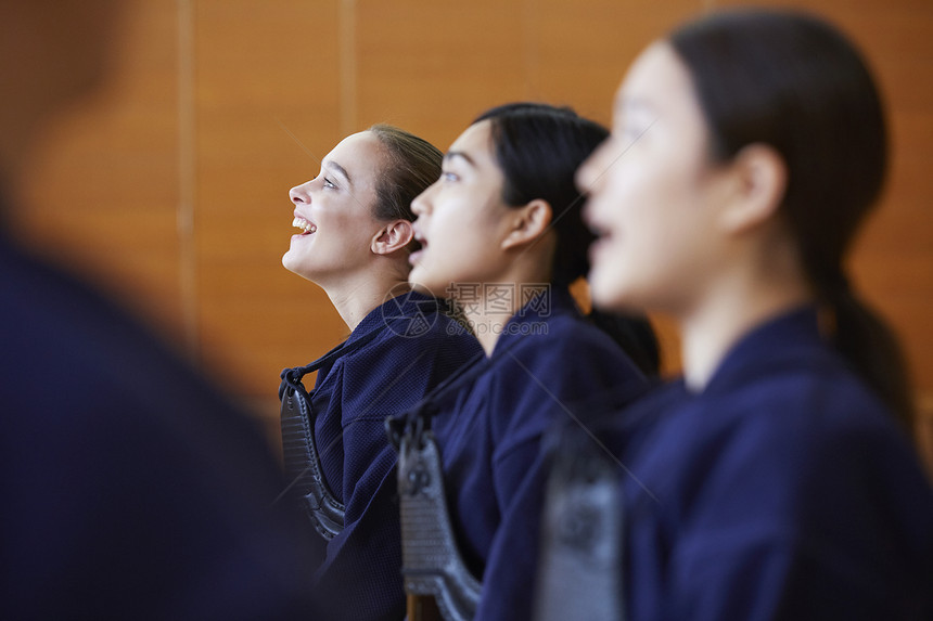 学习剑道的女孩图片