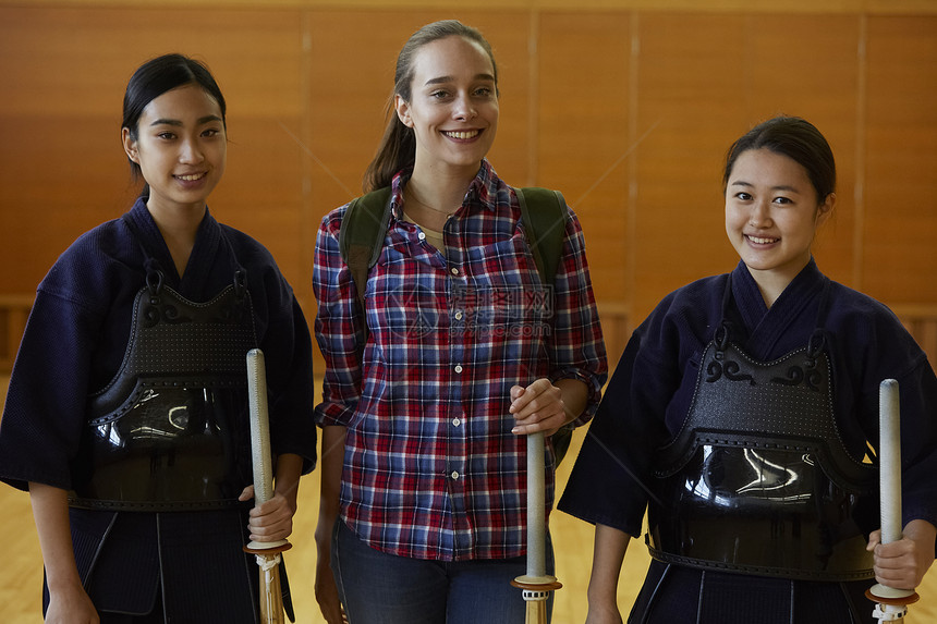站在剑道学生中间的留学少女图片
