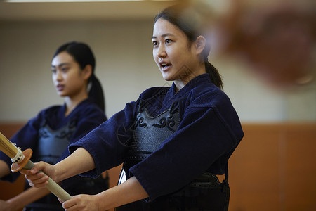 学习剑道的少女背景图片