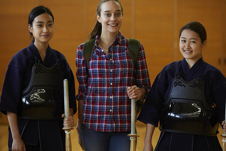 拿着木剑和剑道少女一起的留学少女图片