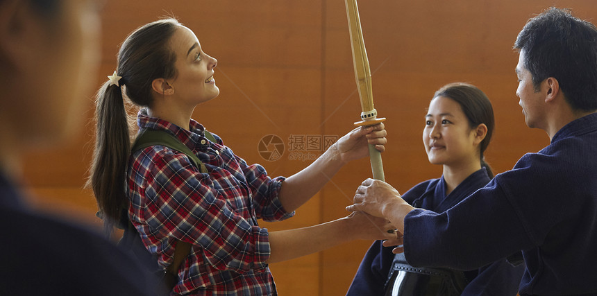 对木剑感兴趣的留学少女图片