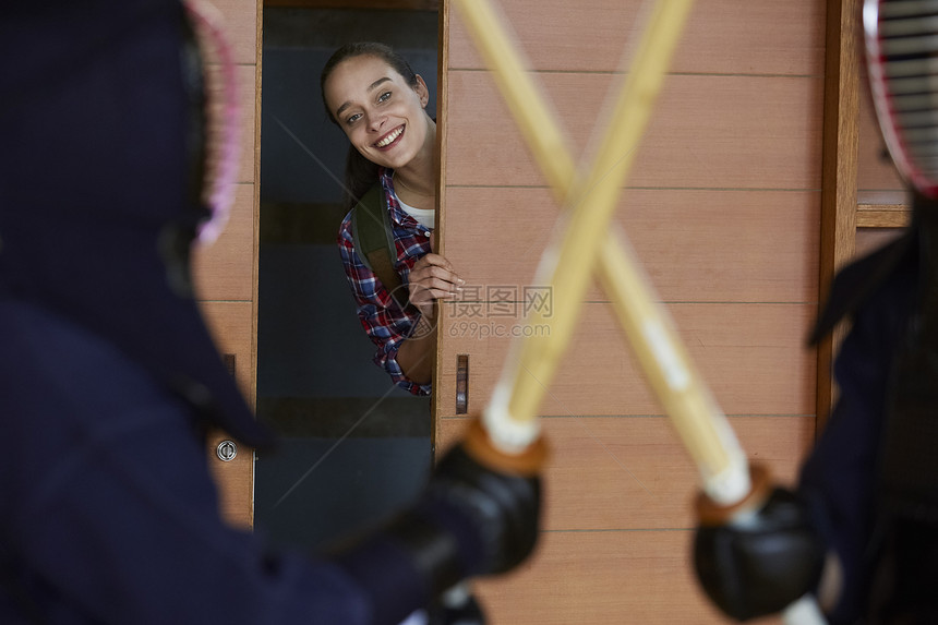 站在门口看剑道比赛的留学女孩图片