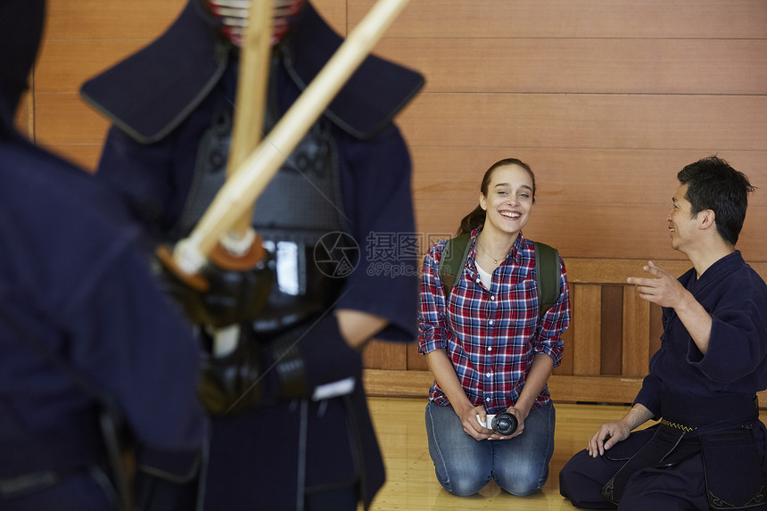 为留学少女讲解剑道比赛的教练图片