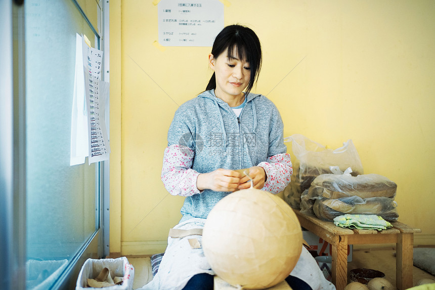 完成烟花组装的女人图片