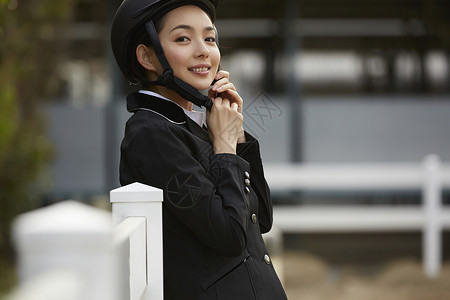 穿着骑马装的年轻女性图片