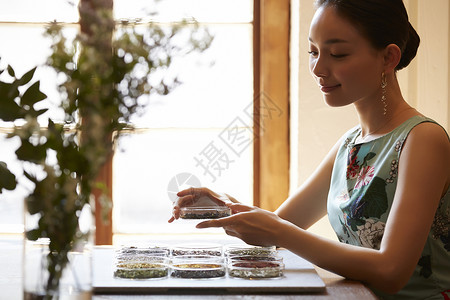 假期一个女人享受茶图片