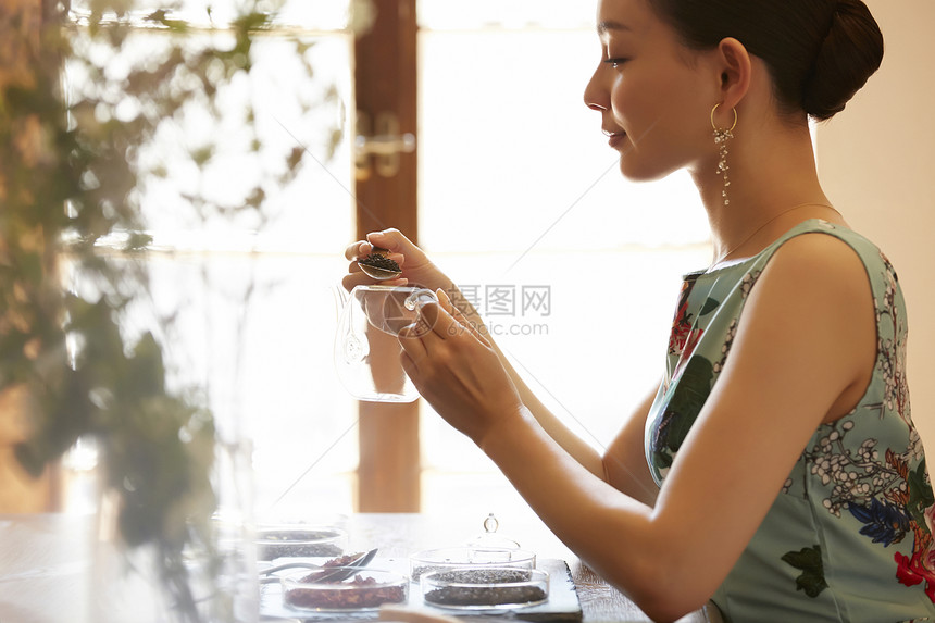 享受优雅下午茶的年轻女性图片