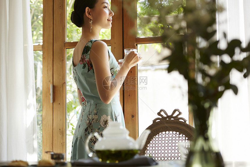 优雅的享受下午茶时间的气质女性图片