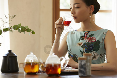优雅享有下午茶的年轻女性图片