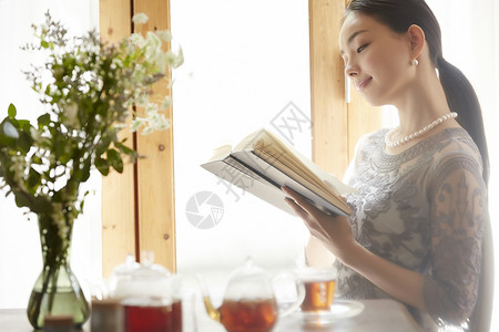 午后窗边阅读的优雅女人图片