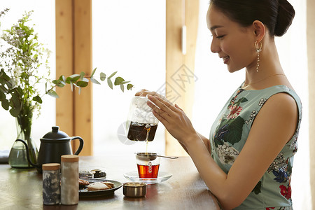 气质女性的优雅下午茶时间图片