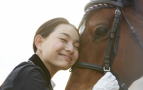 脸贴着马的年轻女性图片