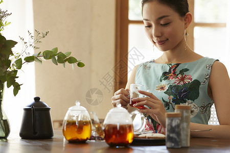 居家享受下午茶的气质女性图片