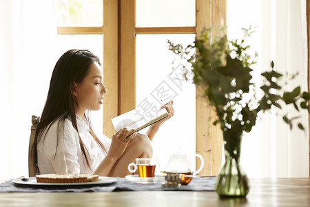 居家阅读放松的年轻女性图片