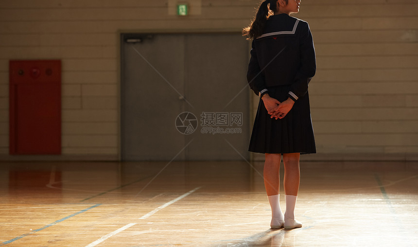 体育馆的女学生背影图片