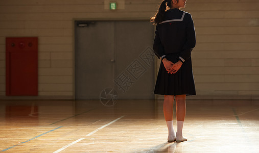 体育馆的女学生背影图片