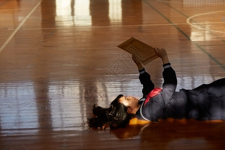 穿着学校制服躺在地板上的女孩图片