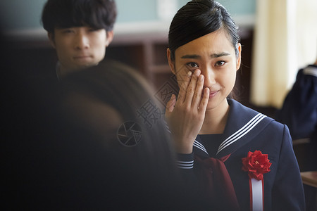 毕业课堂伤感流泪的女孩背景图片
